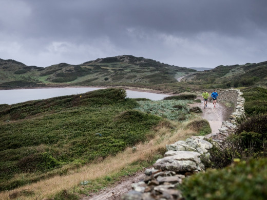 Ni la lluvia puede con los líderes en la etapa final de la Epic Trail Camí de Cavalls 360º