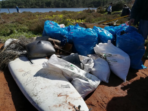 (Fotos) 70 menorquines se enfrentan a la ‘epidemia de los plásticos’  en Fornells