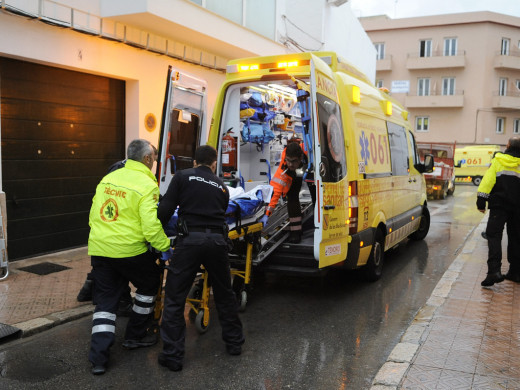 Sanitarios trasladando a un herido en Maó.