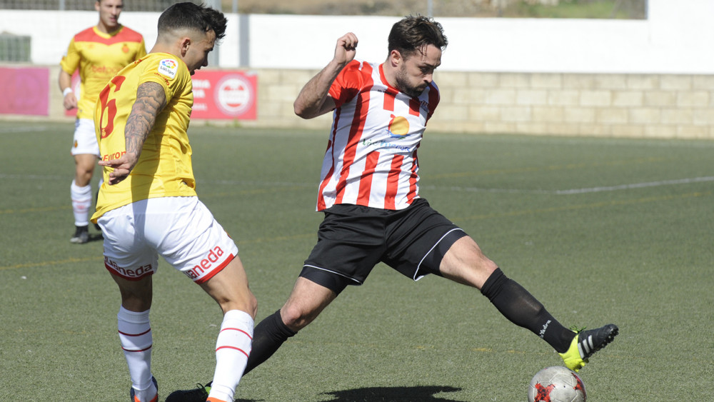 Rubén Carreras trata de interceptar un pase (Fotos: Tolo Mercadal)