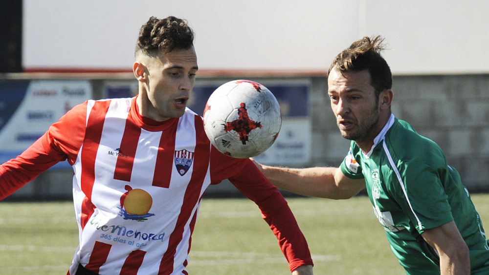 Luis disputa un balón ante un defensor (Fotos: Tolo Mercadal)