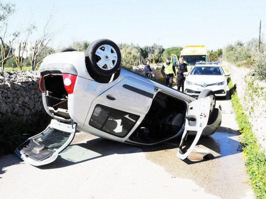 (Fotos) Aparatoso vuelco en la carretera de Llucmaçanes