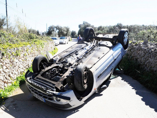 (Fotos) Aparatoso vuelco en la carretera de Llucmaçanes