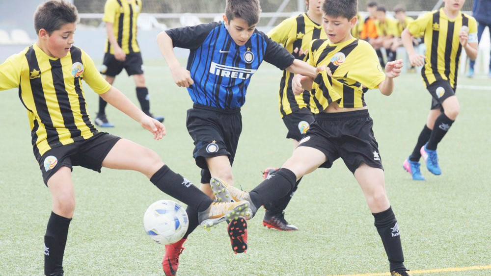 Acción del partido entre el Inter de Milán y el Sant Lluís (Fotos: Tolo Mercadal)