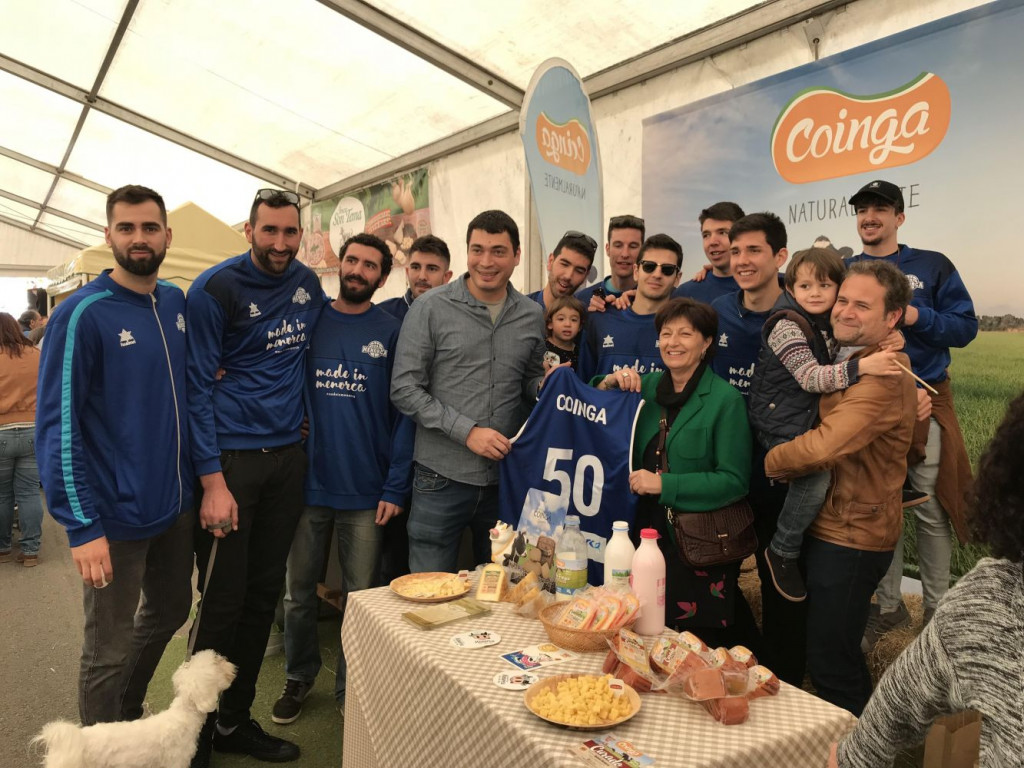 Un momento de la visita al espacio de Coinga (Foto: Bàsquet Menorca)