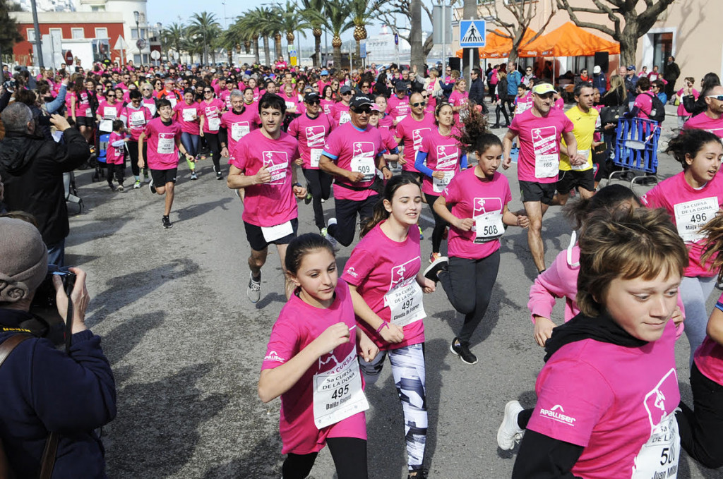 Cada año el puerto de Maó se llena de personas en la Cursa de la Dona apoyando la lucha contra el cáncer de mama