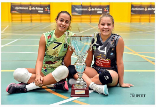 Petra Pont (izquierda) junto a Maria Antònia Gomila tras ganar el Ciutat de Palma (Foto: Rubert)