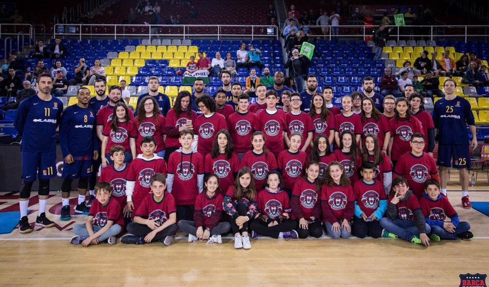 La expedición menorquina, con los jugadores del Barça (Fotos: FC Barcelona)