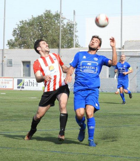 Elliot pugna por un balón durante el partido (Fotos: futbolbalear.es)