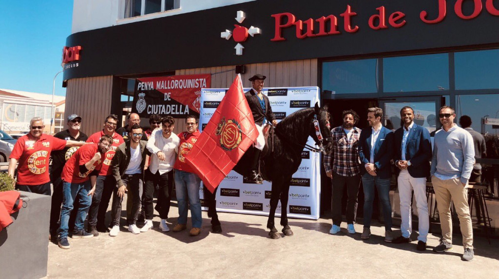 La expedición del Mallorca, junto a los miembros de la Penya Mallorquinista de Ciutadella (Foto: rcdmallorca.es)