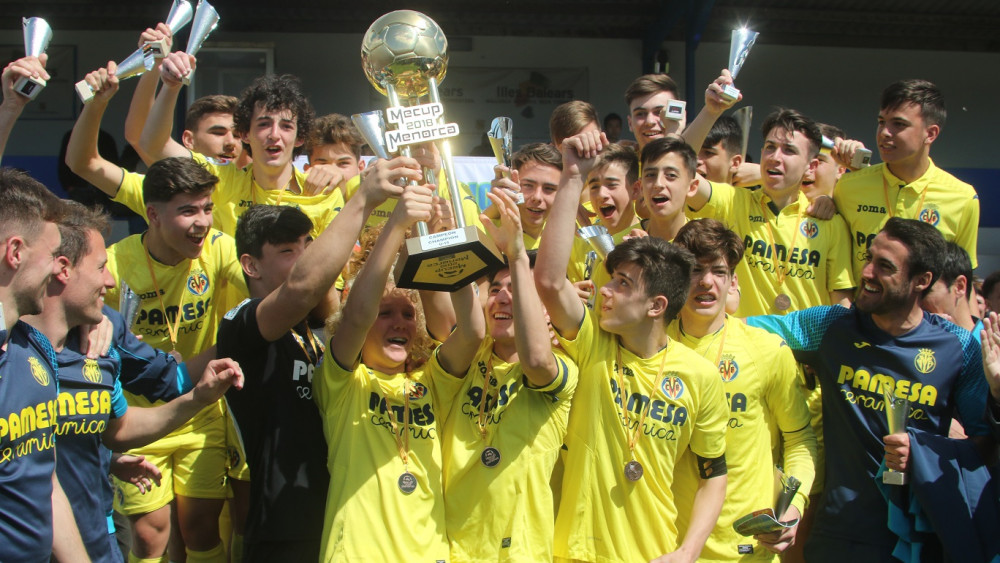 El equipo del Villarreal cadete, con el trofeo (Foto: deportesmenorca.com)