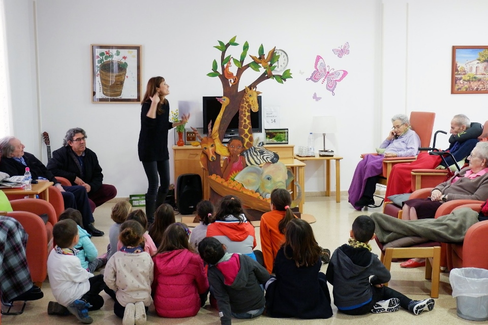 La primera jornada del programa "Abril, contes mil" se celebró en la Plaza de España y en el centro geriátrico de Ferreries.