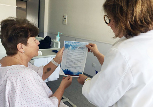 Manuela Martínez, entregando una de las cartas a una paciente.