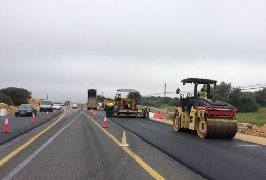 Los operarios ya están asfaltando la vía de acceso a Alaior. Foto: Tolo Mercadar