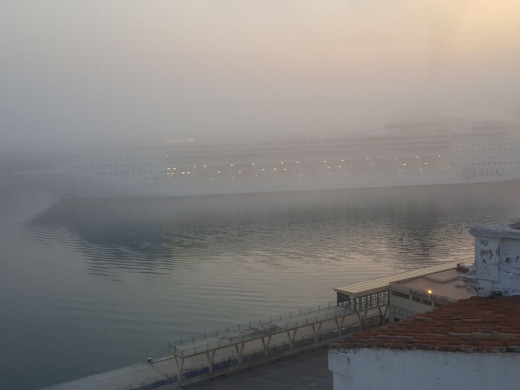 (Fotos) Maó amanece cubierta de niebla