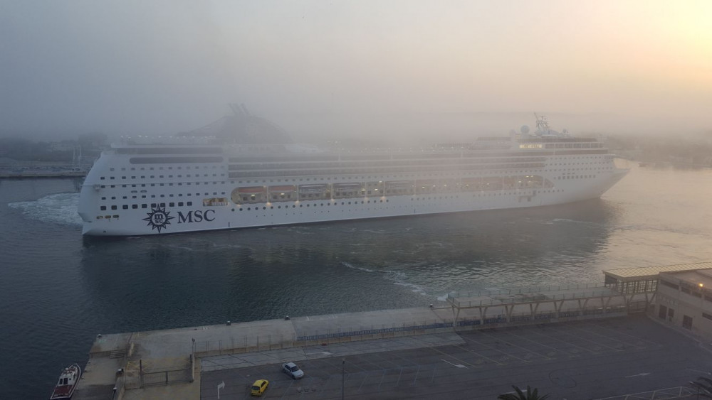 El puerto de Maó ha amanecido cubierto de una densa niebla. Fotos: Juan Valdelvira.