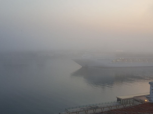 (Fotos) Maó amanece cubierta de niebla