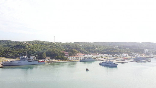 Los buques participantes en la maniobras ya se encontraban esta mañana en el puerto de Maó. Foto: Juan Valdelvira