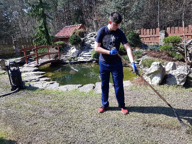 Miguel Sintes Escandell haciendo labores de mantenimiento en Poznan, Polonia. Foto: IES Pasqual Calbó