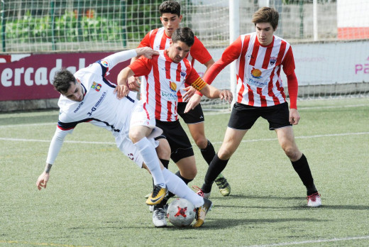 Robert roba la pelota a un jugador del Poblense (Foto: Tolo Mercadal)