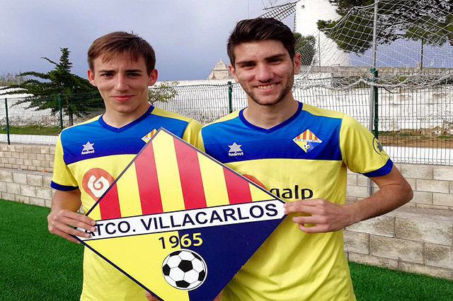 Simón Vidal y Adri Mercadal, posando con el escudo del Atlético Villacarlos (Foto: deportesmenorca.com)