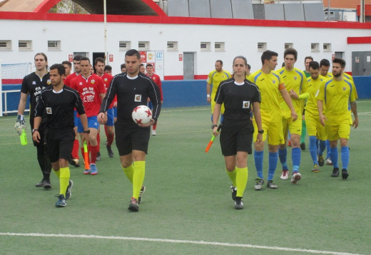 Salida al campo de los dos equipos (Fotos: futbolbalear.es)