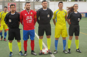 Capitanes con el trío arbitral.