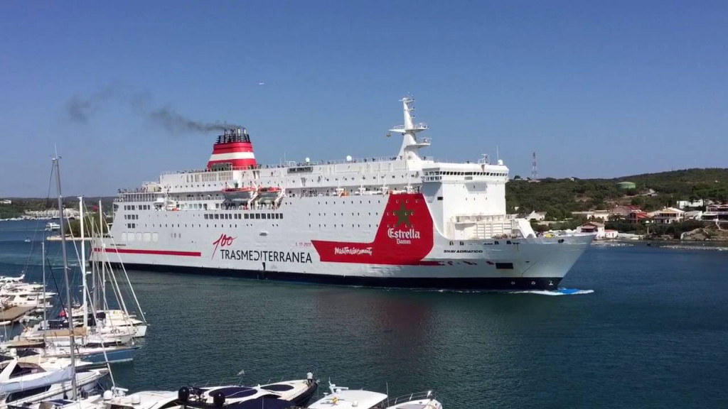 Buque de la Trasme en el puerto de Maó (Foto: Tolo Mercadal)