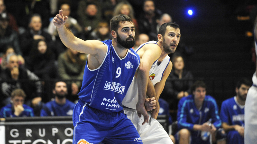 Biel Torres intenta ganar la posición (Foto: Tolo Mercadal)