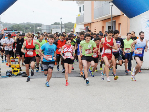 (Galería de fotos) El atletismo puede con el viento y la lluvia en Fornells