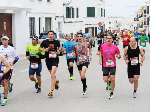 (Galería de fotos) El atletismo puede con el viento y la lluvia en Fornells