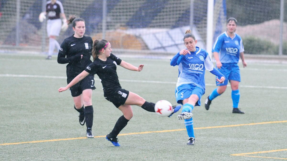 Clara Villanueva golpea la pelota (Fotos: Tolo Mercadal)