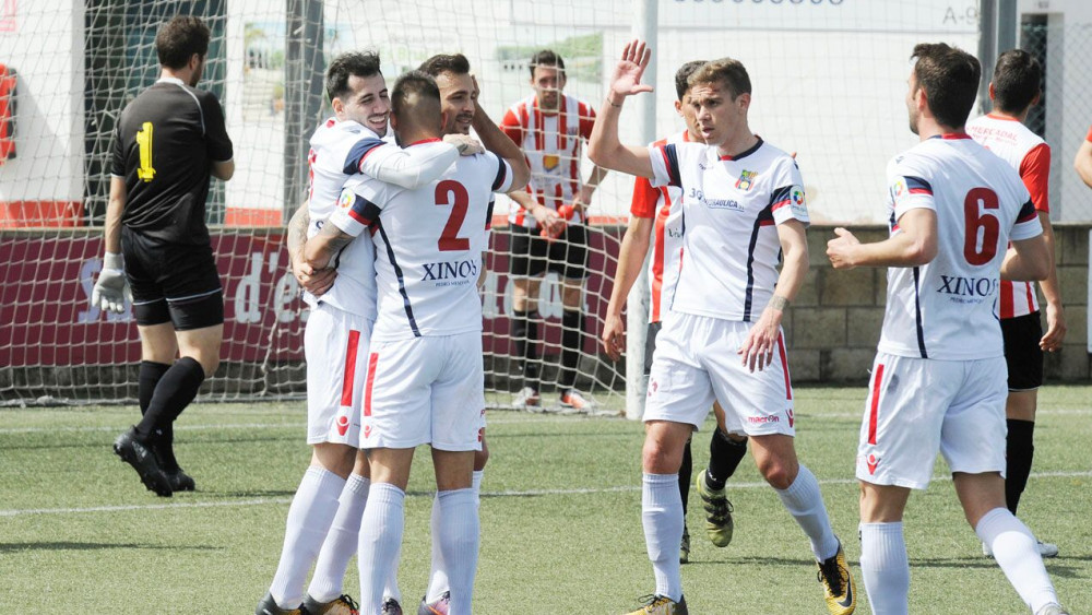 Celebración del primer gol del Poblense (Fotos: Tolo Mercadal)