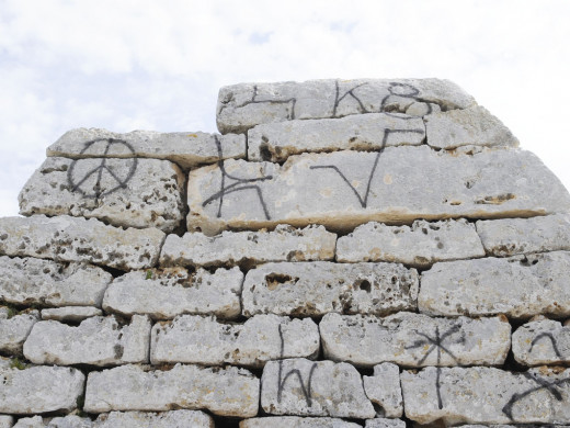 (Fotos) Empieza la restauración de la Naveta des Tudons