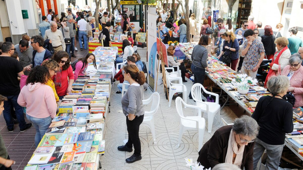 Paradas y compradores en Maó (Fotos: Tolo Mercadal y Ajuntament de Ciutadella)