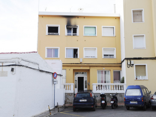 (Fotos) Desalojan un bloque de viviendas en la calle Vasallo de Maó por un incendio