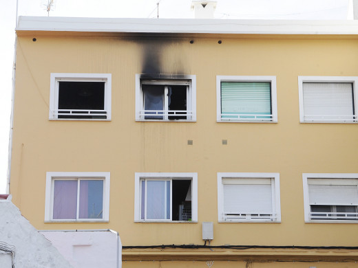 (Fotos) Desalojan un bloque de viviendas en la calle Vasallo de Maó por un incendio