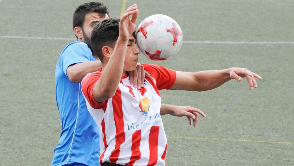 Toni Sintes despeja un balón ante un jugador del Ferriolense (Fotos: Tolo Mercadal)w