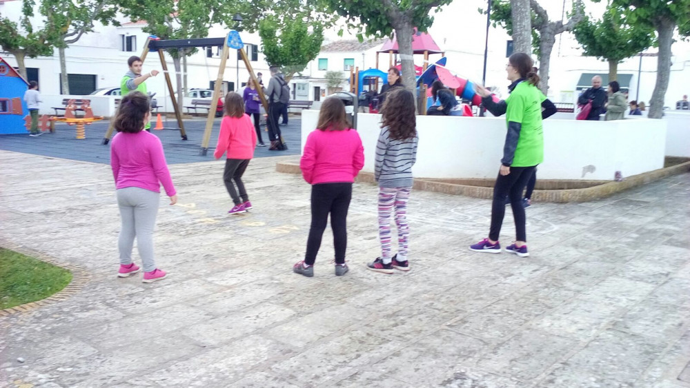 Niños y niñas jugando en la Plaça Nova (Fotos: Ajuntament de Sant Lluís)