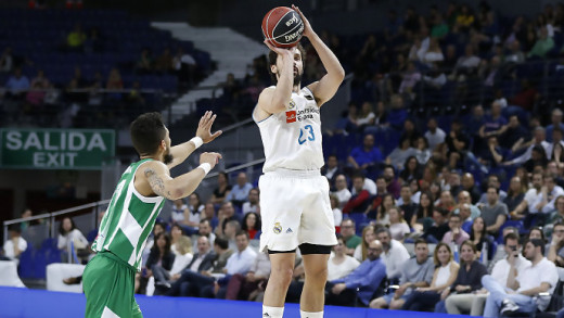 Triple de Llull ante el Betis (Foto: ACB Photo)