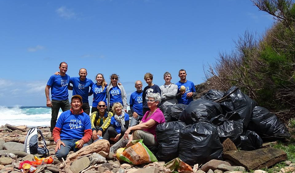 Miembros de "Per la mar VIVA", tras la recogida de basura (Fotos: Per la mar VIVA y Ajuntament de Sant Lluís)