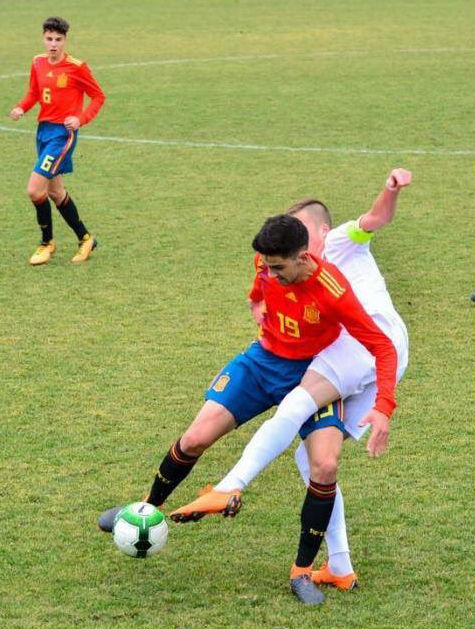 Xavi Sintes protege un balón.