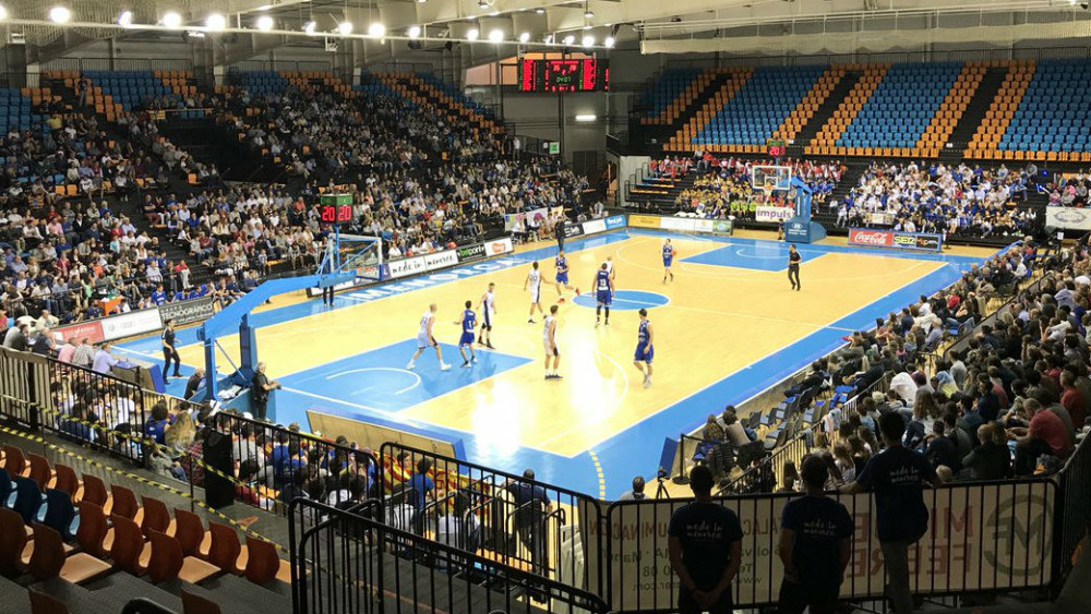 Aspecto que presentaba el Pavelló Menorca (Fotos: Bàsquet Menorca y @FotoNueve)