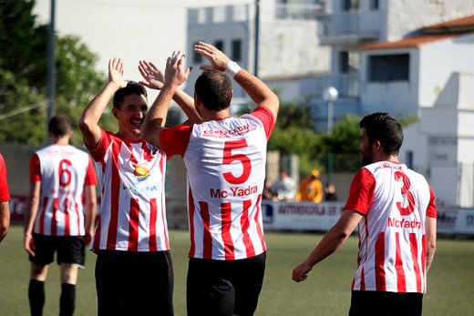 Robert felicita a José Enrich tras el gol (Foto: deportesmenorca.com)