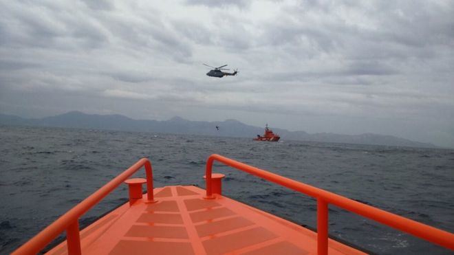 Efectivos de Salvamento Maritimo conducirán el cadáver y el barco a Ibiza.