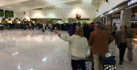 Turistas en el aeropuerto (Foto: Tolo Mercadal)