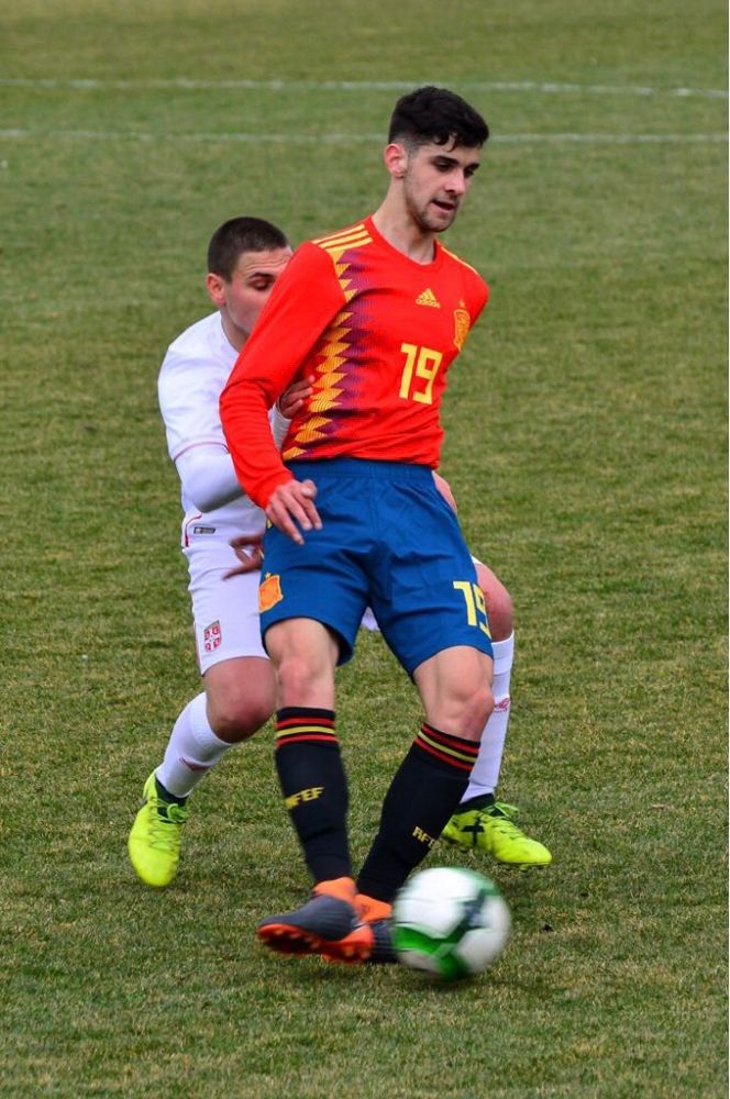 Xavi Sintes controla un balón.