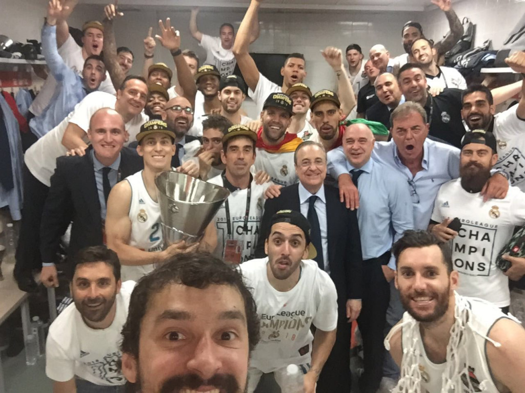 Llull cumplió la tradición y obsequió a sus seguidores con un selfie en el vestuario.