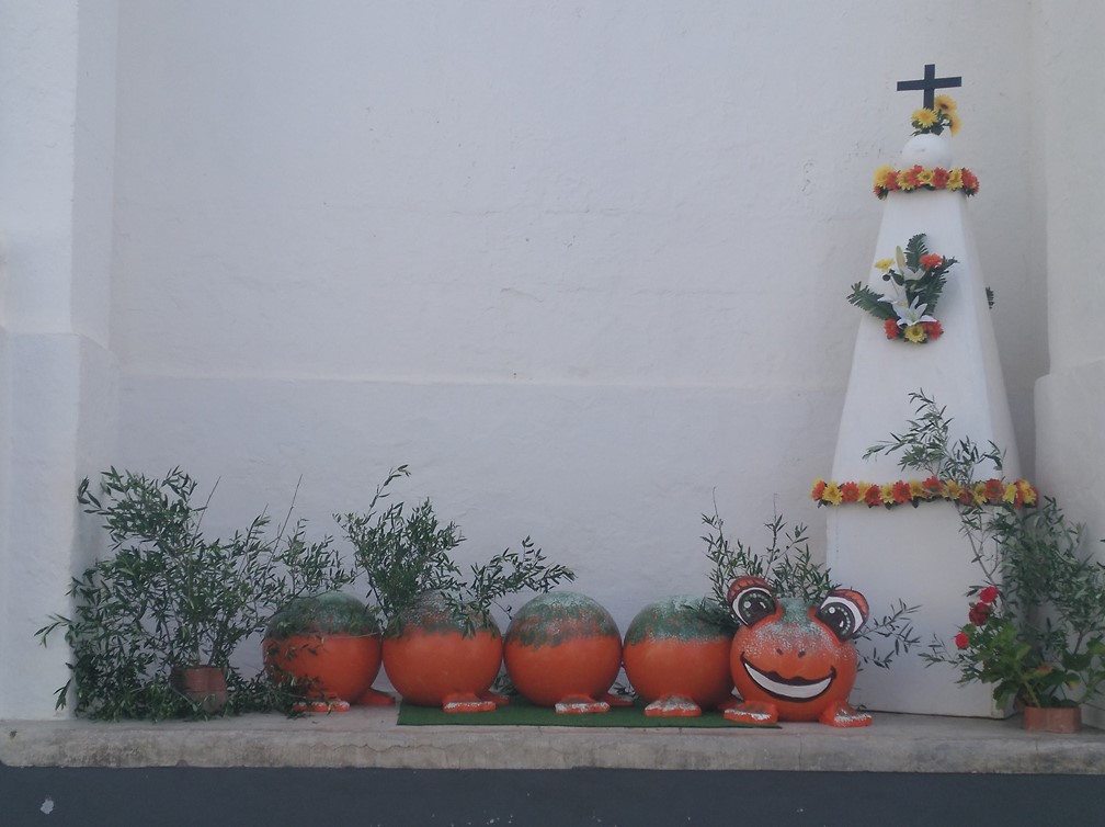 Las calles de Sant Lluís ya se encuentran engalanadas para la Fiesta de la Primavera de este fin de semana.