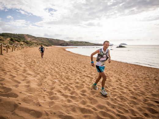 Antoine Guillon y Alice Modignani-Fasoli toman el mando de la Trail Menorca Camí de Cavalls